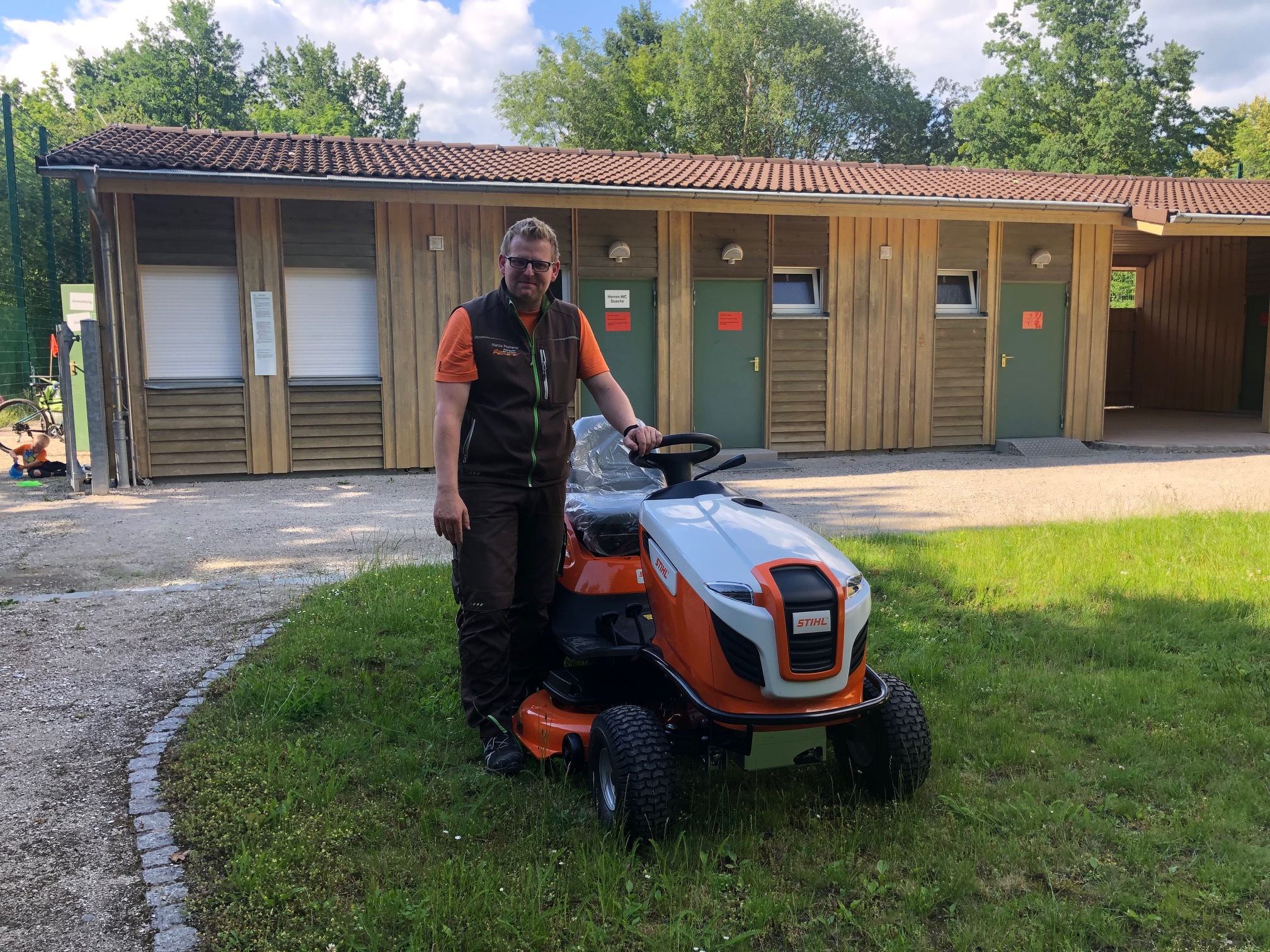 Rasentraktor an den Jugendring übergeben